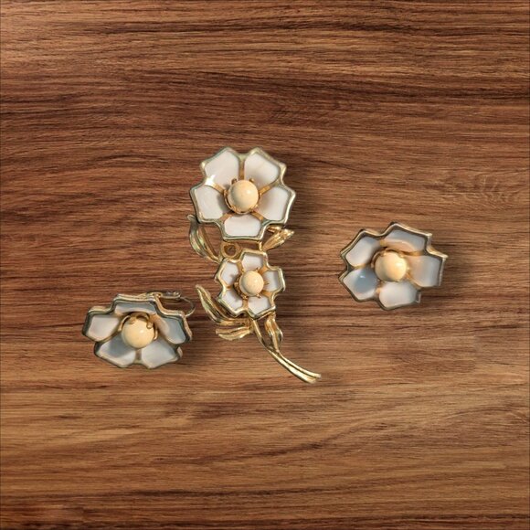 Dainty Floral Brooch & Clip-On Earrings Set Vintage White Milk Glass Gold Tone - Picture 2 of 7